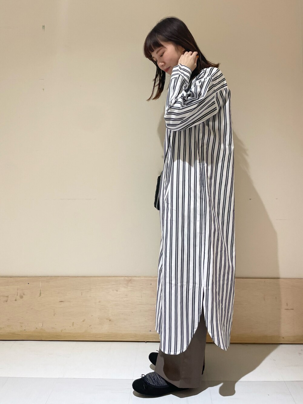 ブルー系のワンピース、ブルー系のニット/セーター、ブラック系のショルダーバッグを着用したレディースの冬コーディネートの2枚目の写真