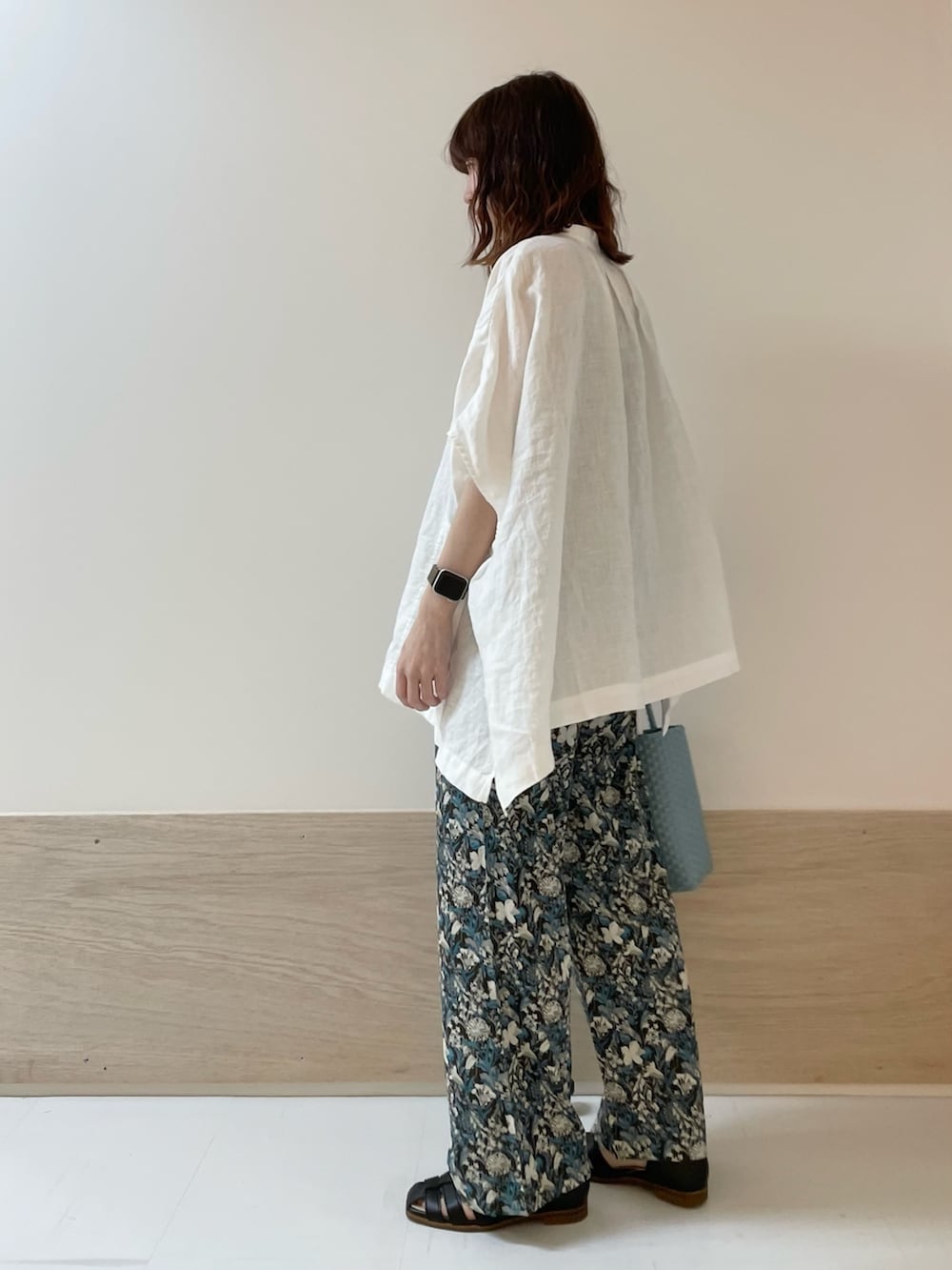 「URBAN RESEARCH DOORS、URBAN RESEARCH DOORS WOMENS、アーバンリサーチドアーズ、柄パンツ、花柄、花柄パンツ、イージーパンツ、きれいめカジュアル、春夏コーデ、お出かけコーデ、休日スタイル、シンプルコーデ、オトナカジュアル、低身長コーデ、骨格ストレート」｜「かぐれのリネンスクエアケープブラウス（シャツ/ブラウス、ホワイト系）」を使った、ホンダ マユさん（レディース・152cm）の春コーディネートの4枚目の写真