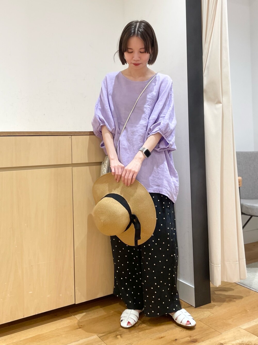 ブラック系のその他パンツ、パープル系のシャツ/ブラウス、ホワイト系のサンダルを着用したレディースの夏コーディネートの3枚目の写真