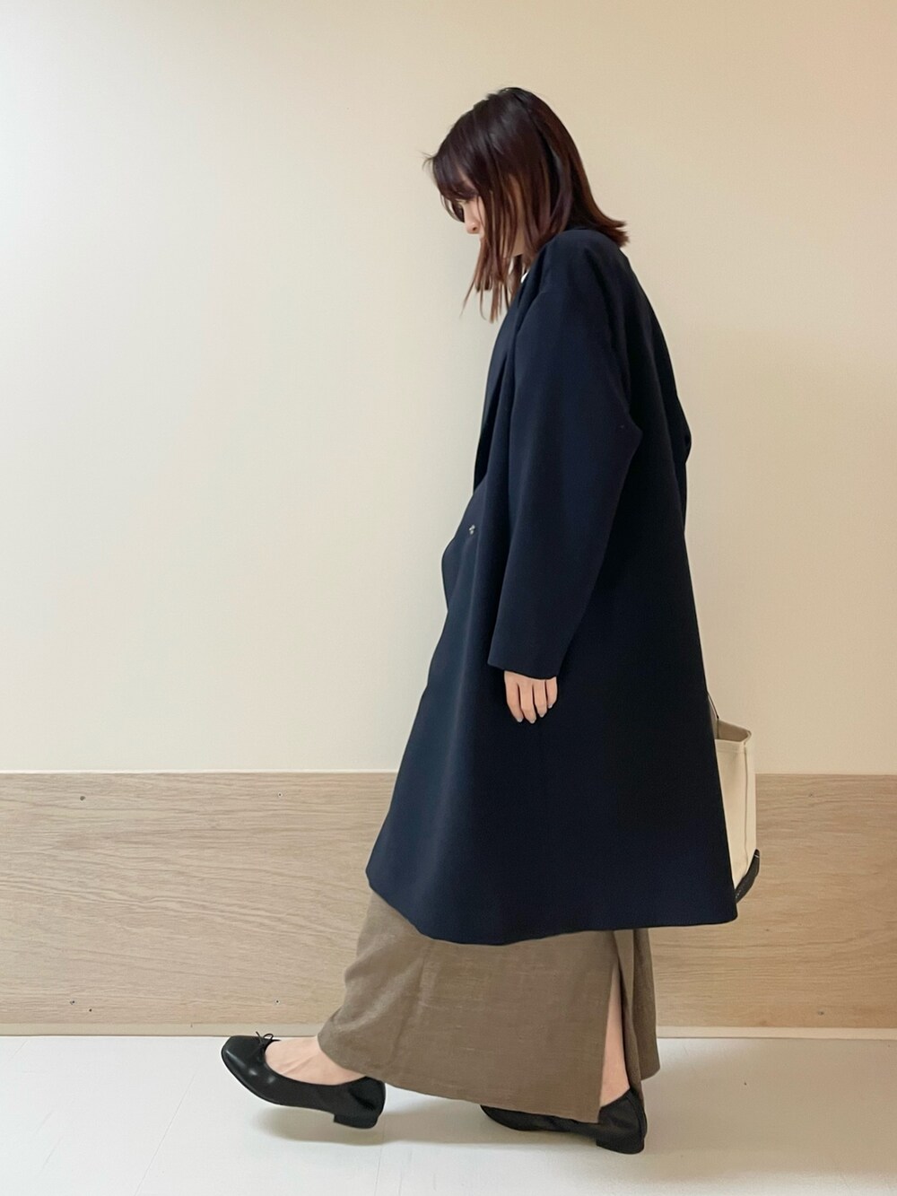ブラック系のバレエシューズ、ブルー系のその他アウター、ホワイト系のTシャツ/カットソーを着用したレディースの春コーディネートの5枚目の写真