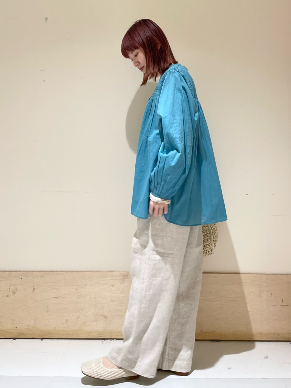 ブルー系のシャツ/ブラウス、ホワイト系のバレエシューズ、ベージュ系のかごバッグを着用したレディースの春コーディネートの4枚目の写真