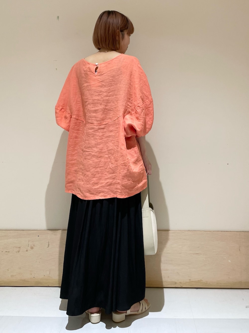 「URBAN RESEARCH DOORS、URBAN RESEARCH DOORS WOMENS、アーバンリサーチドアーズ、リネンブラウス、コーラルピンク、オレンジ、ロングスカート、ギャザースカート、初夏コーデ、春夏コーデ、シンプルコーデ、休日スタイル、ラクチンコーデ、カジュアルコーデ、低身長コーデ」|「URBAN RESEARCH DOORSのカッセンギャザーロングスカート(スカート、ブラック系)」を使った、ホンダ マユさん(レディース・152cm)の春コーディネートの6枚目の写真
