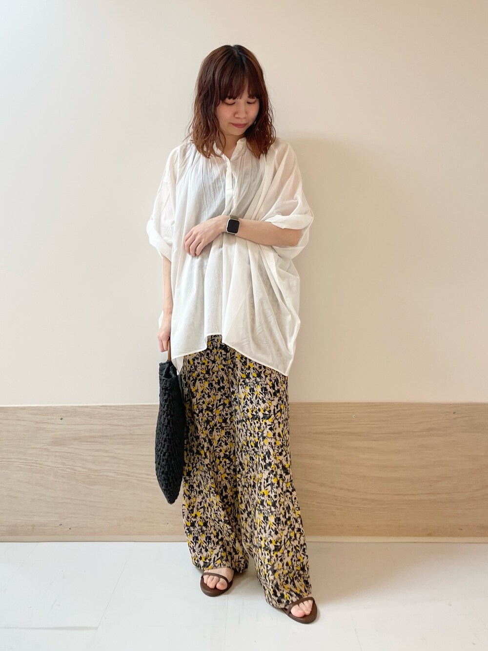 ホワイト系のシャツ/ブラウス、ベージュ系のその他パンツ、ブラウン系のサンダルを着用したレディースの夏コーディネートの4枚目の写真