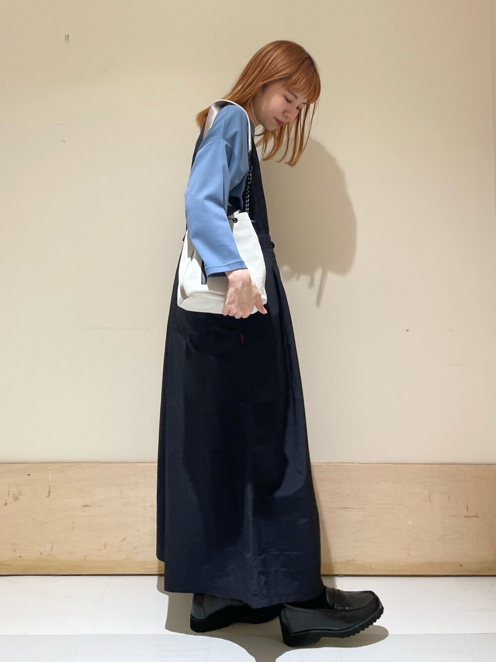 「URBAN RESEARCH DOORS、URBAN RESEARCH DOORS WOMENS、アーバンリサーチドアーズ、EKAL、グラミチ、GRAMICCI、サロペット、ビッグシルエット、ローファー、スクエアバッグ、休日スタイル、春コーデ、楽チンコーデ、低身長コーデ、カジュアルコーデ」｜「URBAN RESEARCH DOORSのコットンバックタック7分袖プルオーバー（Tシャツ/カットソー、ブルー系）」を使った、ホンダ マユさん（レディース・152cm）の春コーディネートの4枚目の写真