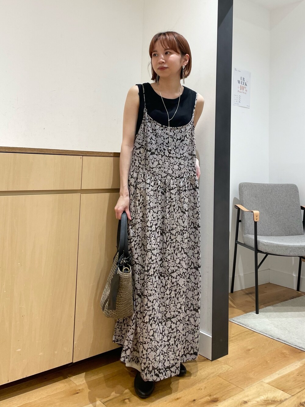 「URBAN RESEARCH DOORS、URBAN RESEARCH DOORS WOMENS、アーバンリサーチドアーズ、soil、キャミワンピ、柄ワンピース、レイヤードスタイル、休日スタイル、春夏コーデ、初夏コーデ、夏コーデ、シンプルコーデ、バレエシューズ、低身長、骨格ウェーブ」|「URBAN RESEARCH DOORSのリネンツイルイージーパンツ(その他パンツ、ベージュ系)」を使った、ホンダ マユさん(レディース・152cm)の春コーディネートの3枚目の写真