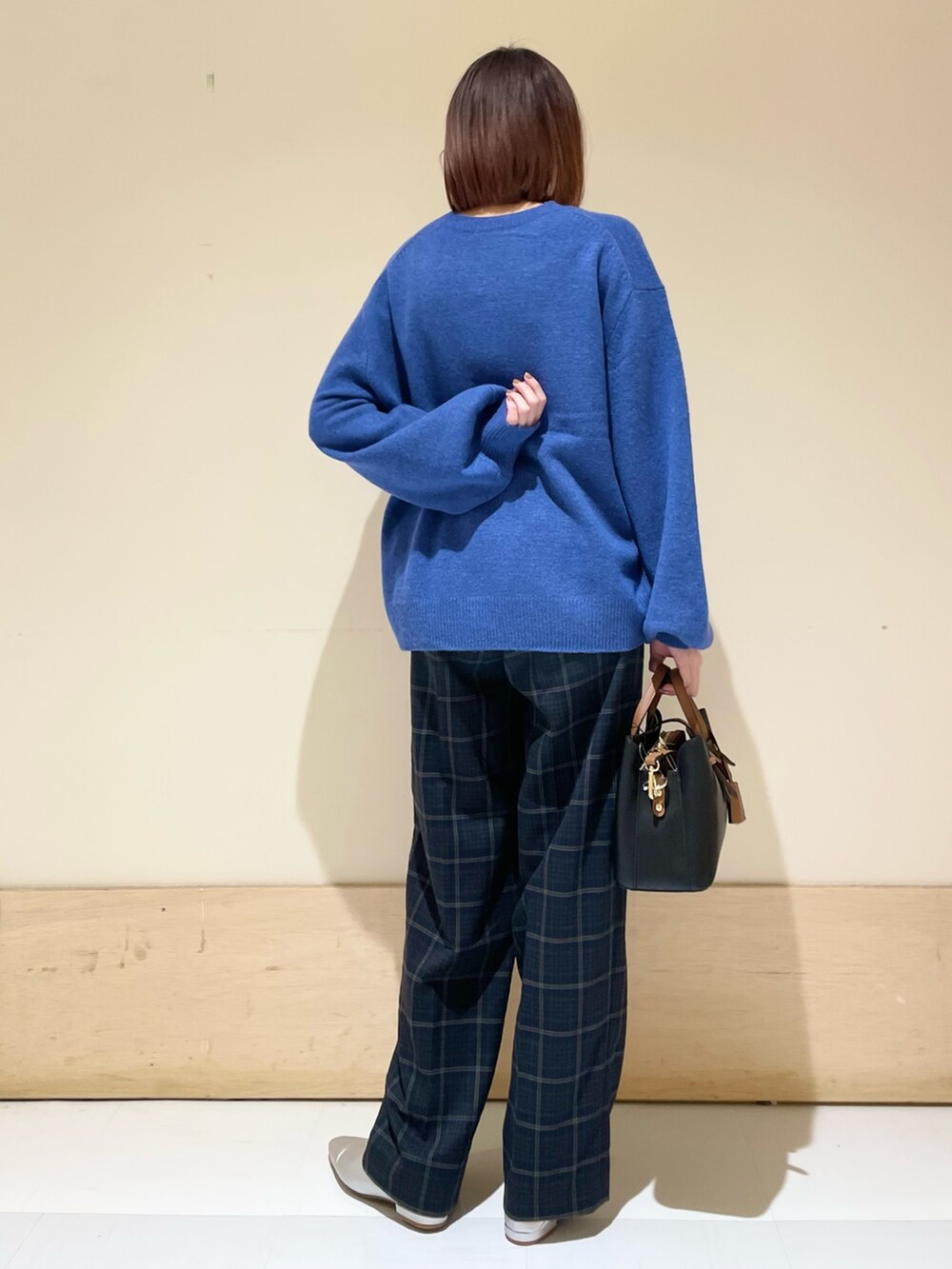 ブルー系のニット/セーター、ブルー系のその他パンツ、シルバー系のパンプスを着用したレディースの冬コーディネートの9枚目の写真