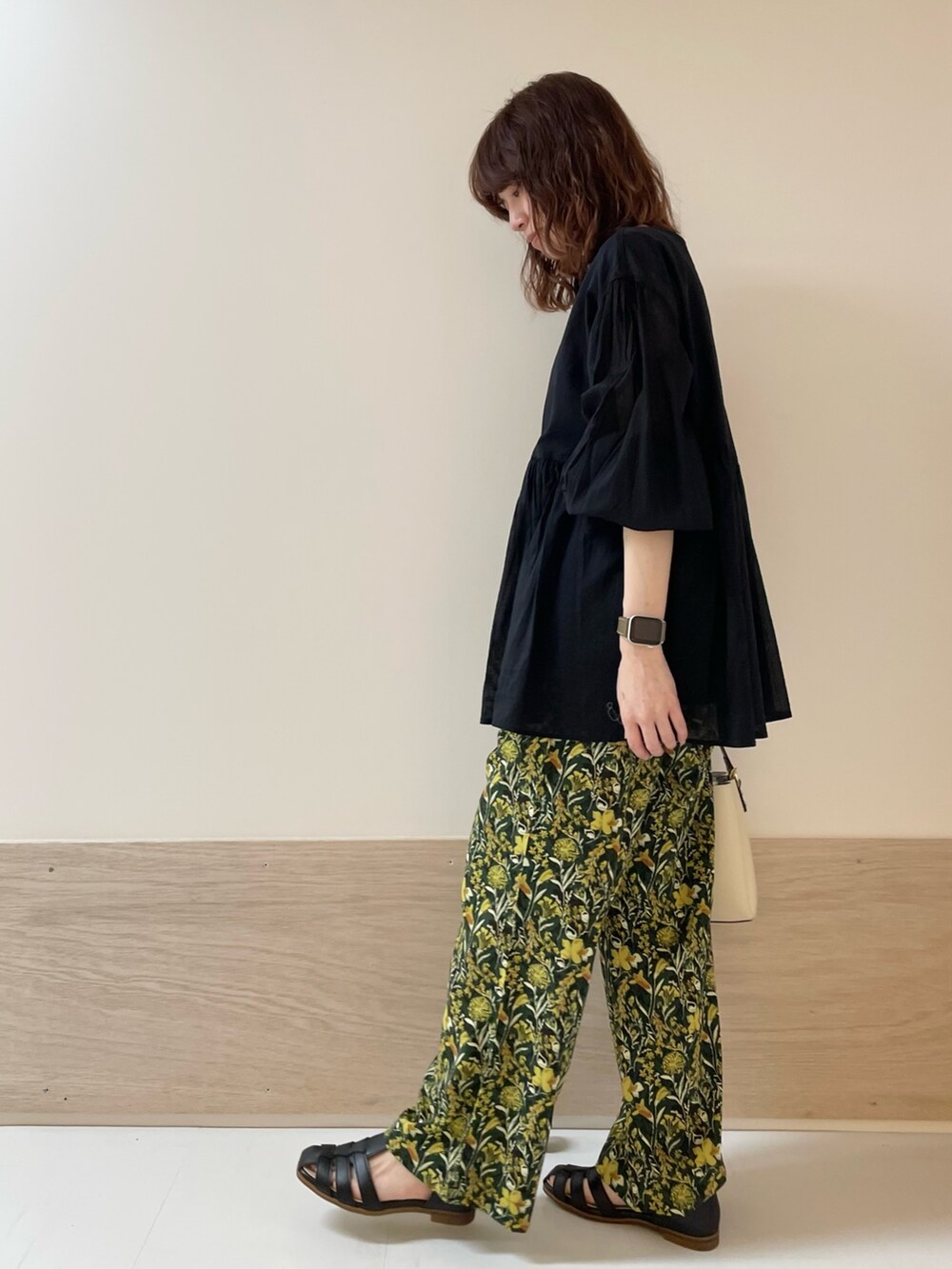 グリーン系のその他パンツ、ブラック系のシャツ/ブラウスを着用したレディースの春コーディネートの4枚目の写真