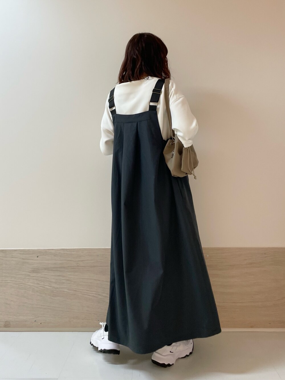 ホワイト系のTシャツ/カットソー、グレー系のワンピース、ベージュ系のショルダーバッグを着用したレディースの春コーディネートの6枚目の写真