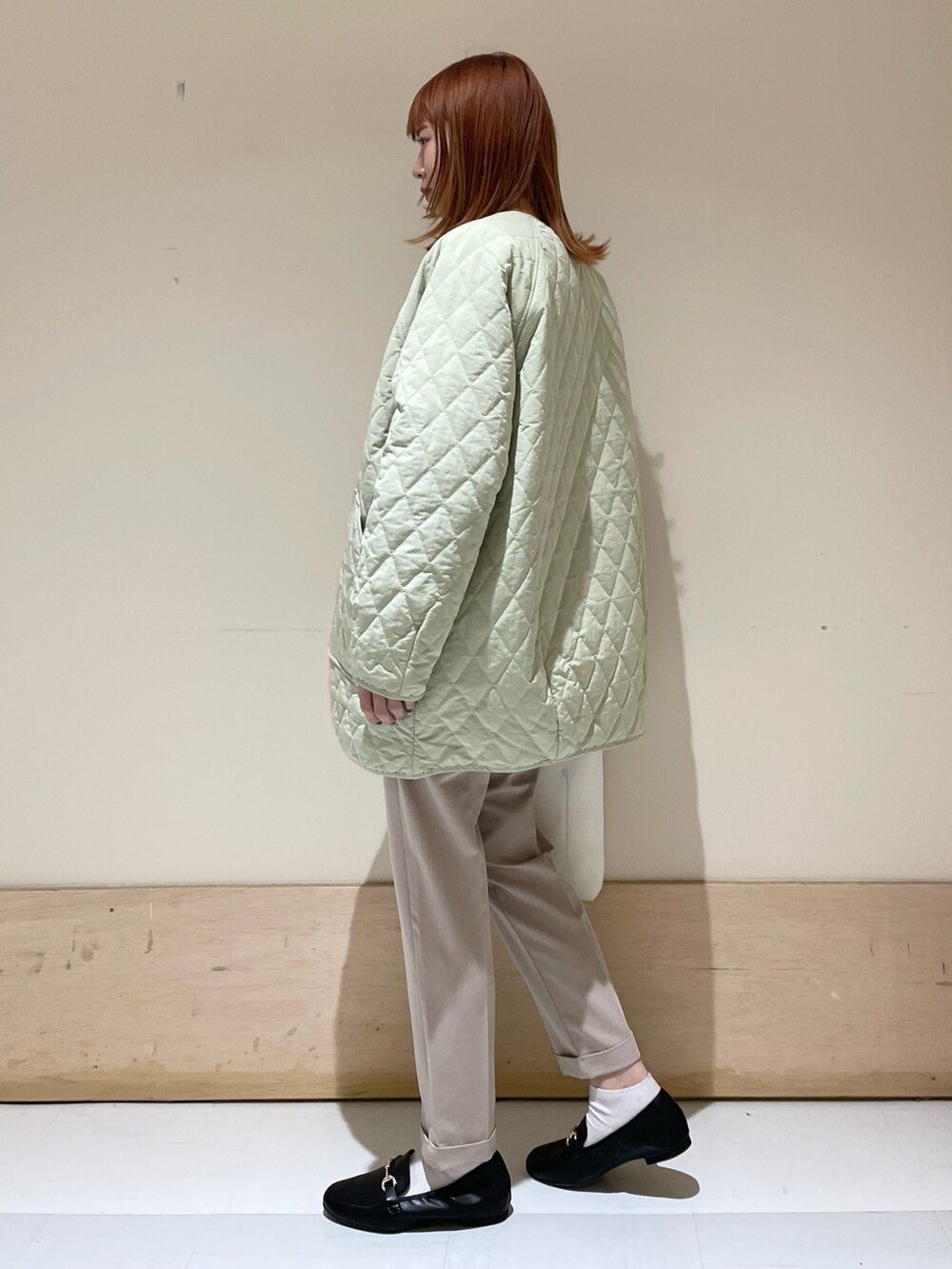 「URBAN RESEARCH DOORS、URBAN RESEARCH DOORS WOMENS、アーバンリサーチドアーズ、キルトジャケット、カポック、ボーダー、ボーダートップス、イージーパンツ、ローファー、ビットローファー、春服デビュー宣言、今日のコーデ、シンプル、春コーデ、低身長コーデ」｜「URBAN RESEARCH DOORSのストレッチテーパードイージーパンツ（その他パンツ、ベージュ系）」を使った、ホンダ マユさん（レディース・152cm）の春コーディネートの3枚目の写真