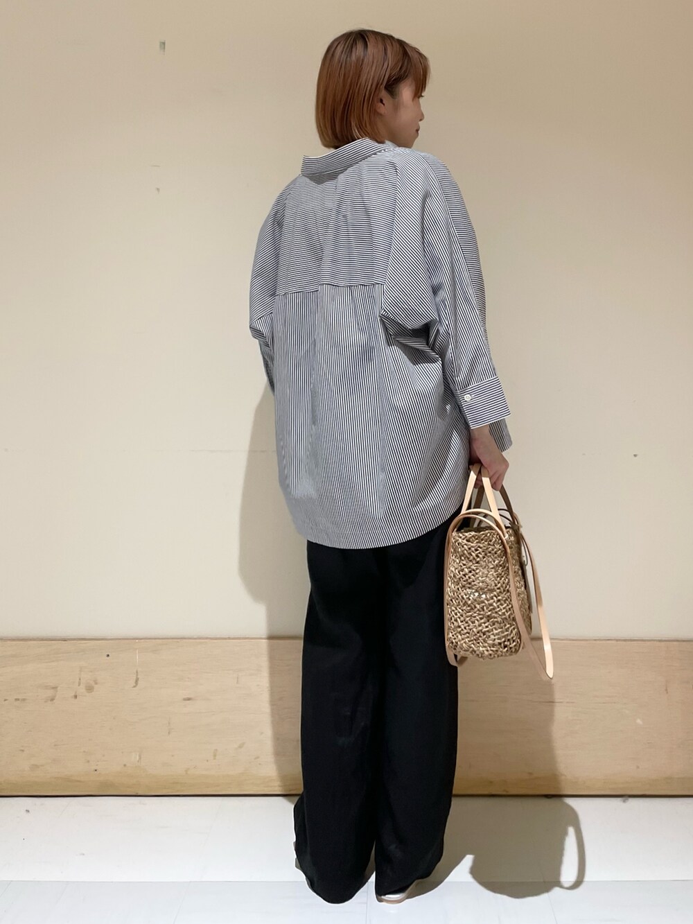 ブラック系のその他パンツ、シルバー系のサンダル、ブルー系のTシャツ/カットソーを着用したレディースの夏コーディネートの8枚目の写真