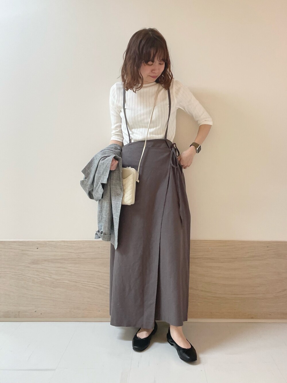 ホワイト系のTシャツ/カットソー、その他のその他アウター、ブラック系のバレエシューズを着用したレディースの春コーディネートの2枚目の写真