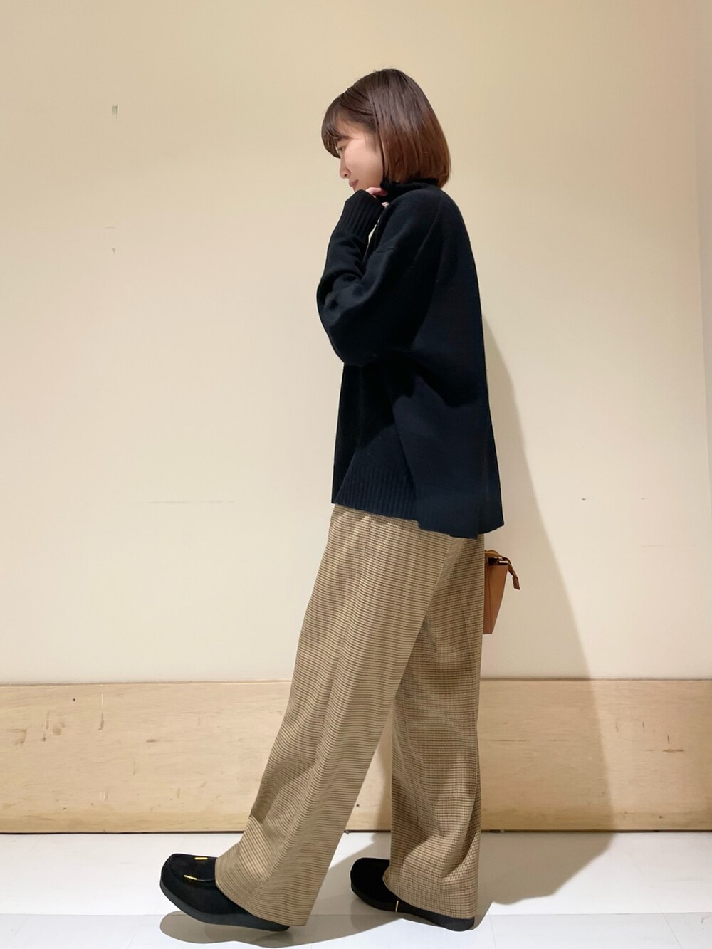 ベージュ系のその他パンツ、ブラック系のニット/セーターを着用したレディースの冬コーディネートの4枚目の写真