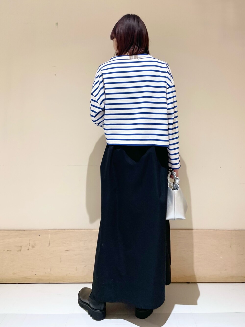 ホワイト系のTシャツ/カットソー、ブラック系のスカートを着用したレディースの冬コーディネートの7枚目の写真
