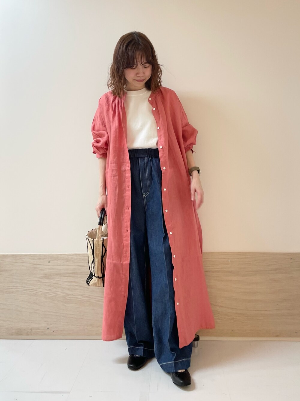 「URBAN RESEARCH DOORS、URBAN RESEARCH DOORS WOMENS、アーバンリサーチドアーズ、リネン、シャツワンピ、デニム、イージーパンツ、ワイドデニム、ピンク、デートコーデ、春夏コーデ、きれいめカジュアル、休日スタイル、低身長、骨格ストレート」｜「FORK&SPOONのFORK&SPOON　ヘビーウェイト天竺ショートスリーブTシャツ（Tシャツ/カットソー、ホワイト系）」を使った、ホンダ マユさん（レディース・152cm）の春コーディネートの2枚目の写真
