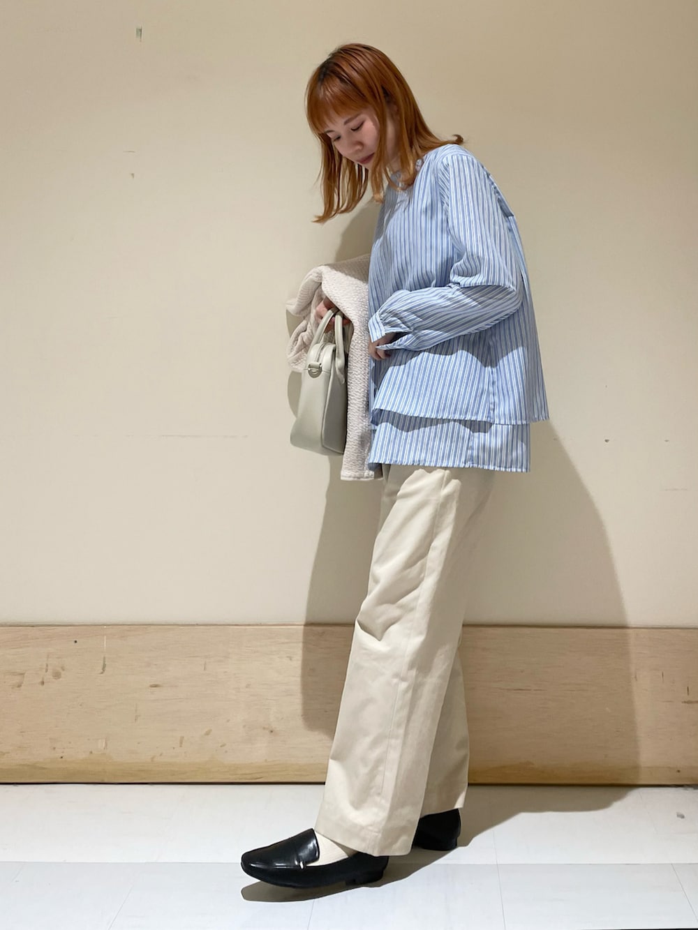 「URBAN RESEARCH DOORS、URBAN RESEARCH DOORS WOMENS、アーバンリサーチドアーズ、ストライプシャツ、ストライプ、レイヤードスタイル、チノパン、キルトジャケット、春アウター、ローファー、春コーデ、お出かけコーデ、大人コーデ、ゆったりコーデ、低身長コーデ」｜「URBAN RESEARCH DOORSのハイウエストチノパンツ（チノパンツ、ベージュ系）」を使った、ホンダ マユさん（レディース・152cm）の春コーディネートの3枚目の写真