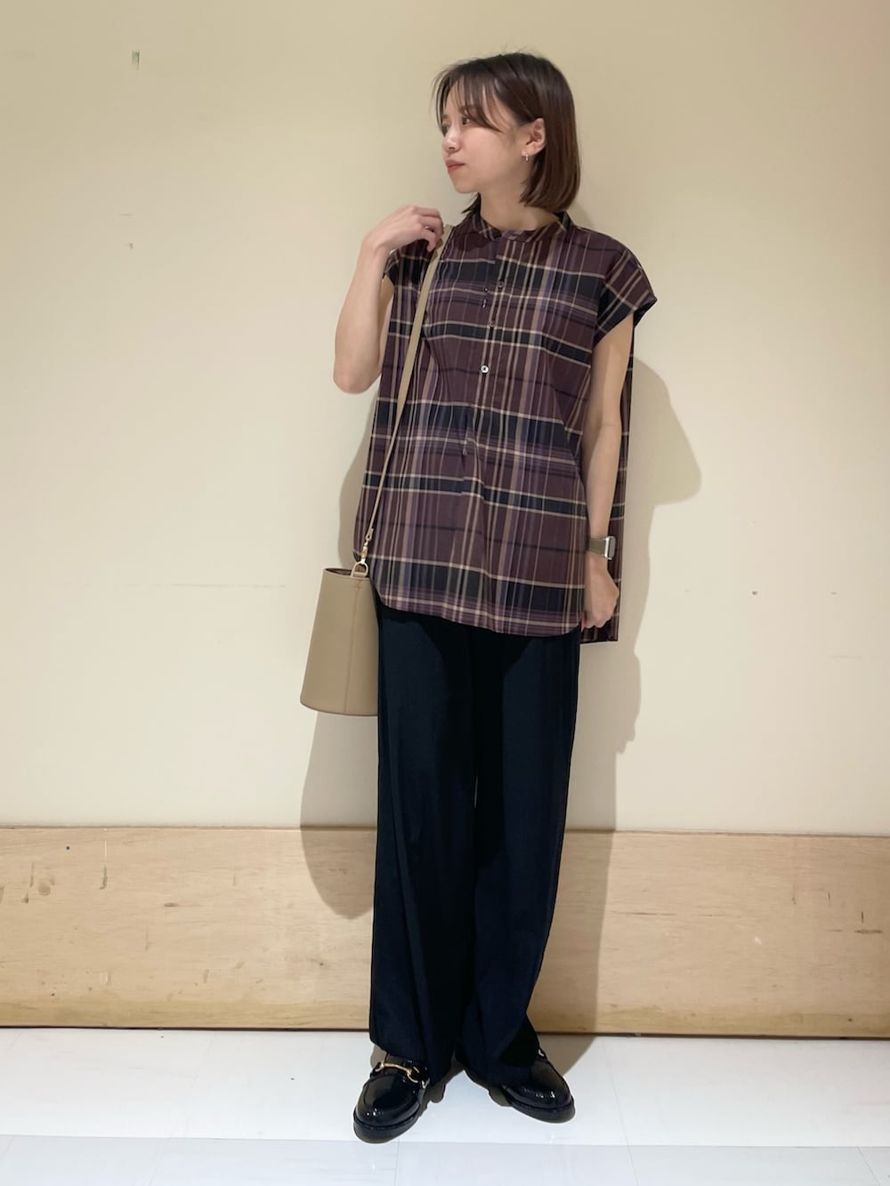 ベージュ系のショルダーバッグ、パープル系のシャツ/ブラウス、ブラック系のその他パンツを着用したレディースの夏コーディネートの2枚目の写真