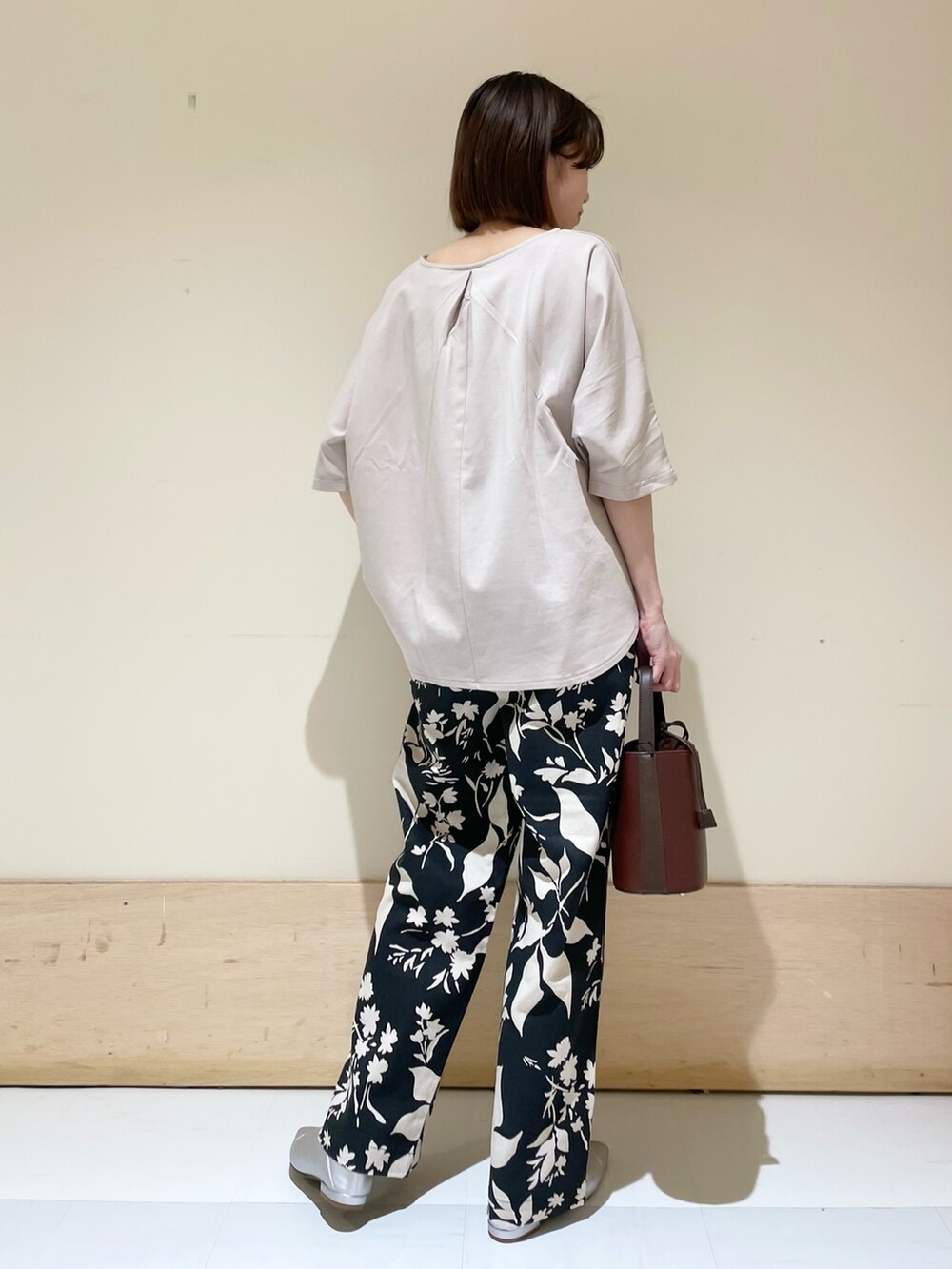 グレー系のTシャツ/カットソー、ブラウン系のショルダーバッグ、ブラック系のその他パンツを着用したレディースの夏コーディネートの4枚目の写真