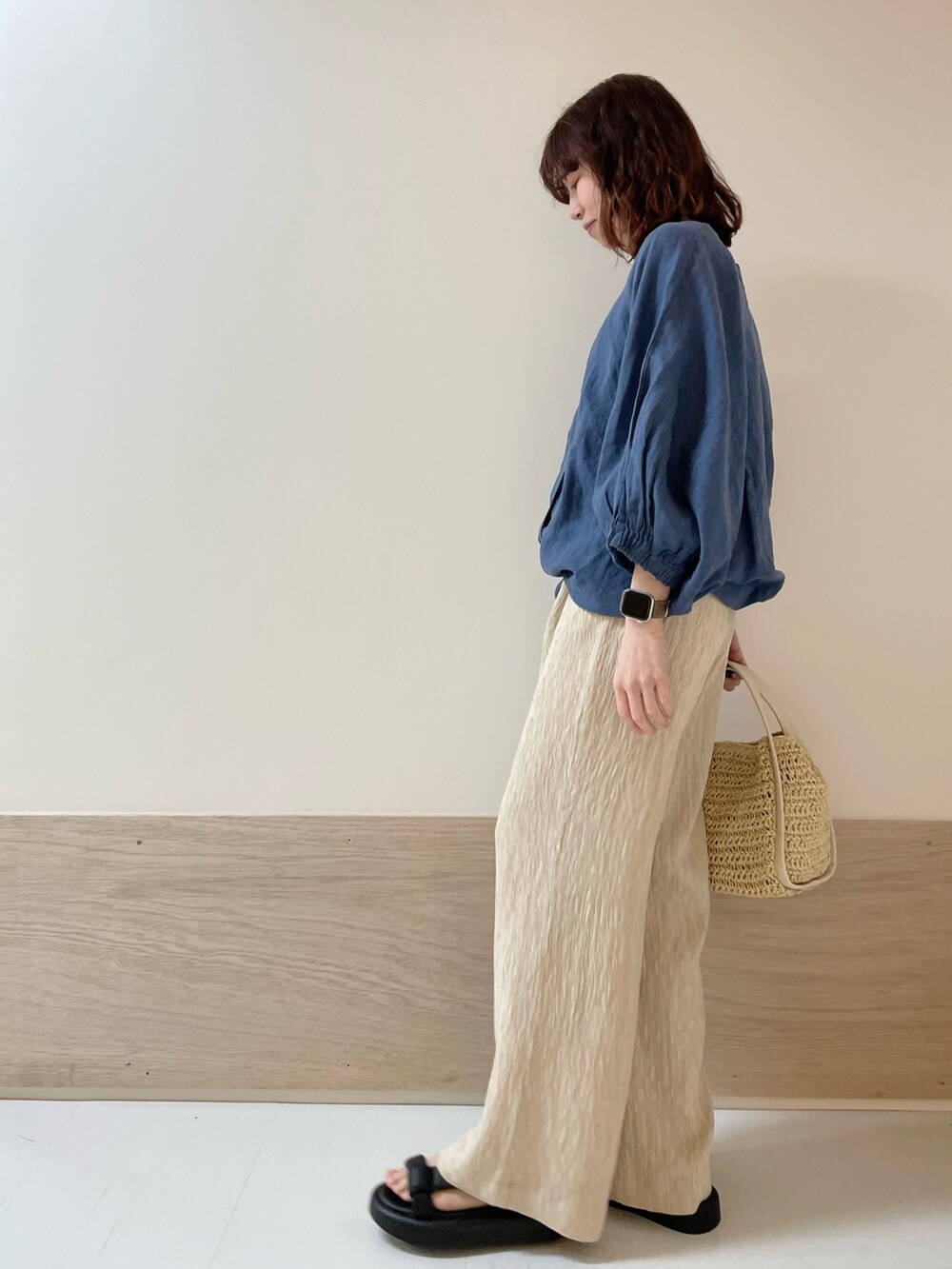 「URBAN RESEARCH DOORS、URBAN RESEARCH DOORS WOMENS、アーバンリサーチドアーズ、リネン、リネンブラウス、ブルー、イージーパンツ、楊柳、お出かけコーデ、休日スタイル、低身長コーデ、骨格ストレート、春夏コーデ、サンダル、きれいめカジュアル」｜「URBAN RESEARCH DOORSのリネンドロストドルマンブラウス（シャツ/ブラウス、ブルー系）」を使った、ホンダ マユさん（レディース・152cm）の春コーディネートの5枚目の写真