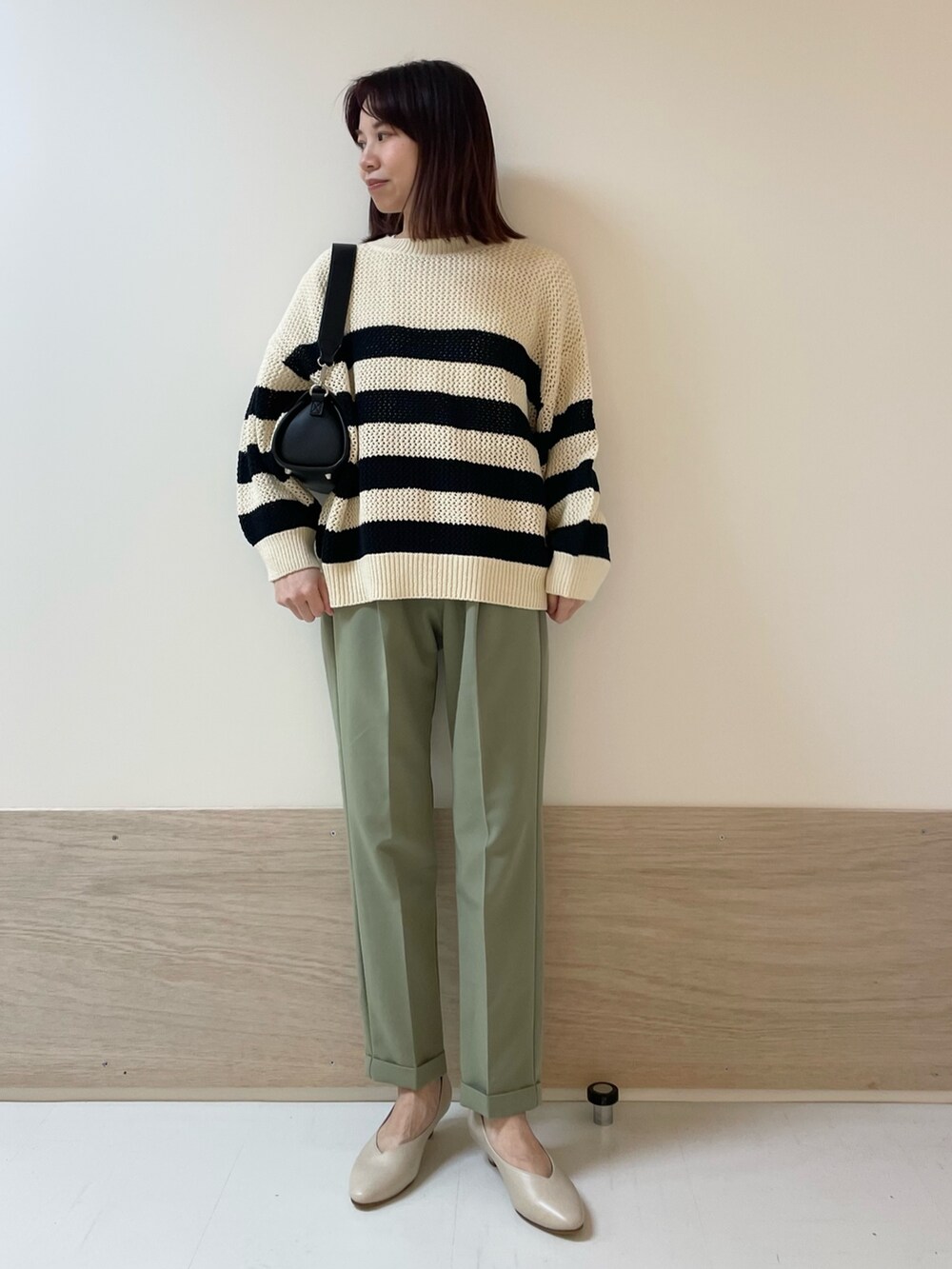 「URBAN RESEARCH DOORS、URBAN RESEARCH DOORS WOMENS、アーバンリサーチドアーズ、ボーダー、ボーダーニット、テーパードパンツ、カラーパンツ、春カラー、春先取り、春先取りコーデ、シンプルコーデ、きれいめカジュアル、淡色コーデ、低身長、骨格ストレート」|「URBAN RESEARCH DOORSの2ストラップショルダーバッグ(ショルダーバッグ、ブラック系)」を使った、ホンダ マユさん(レディース・152cm)の冬コーディネートの3枚目の写真