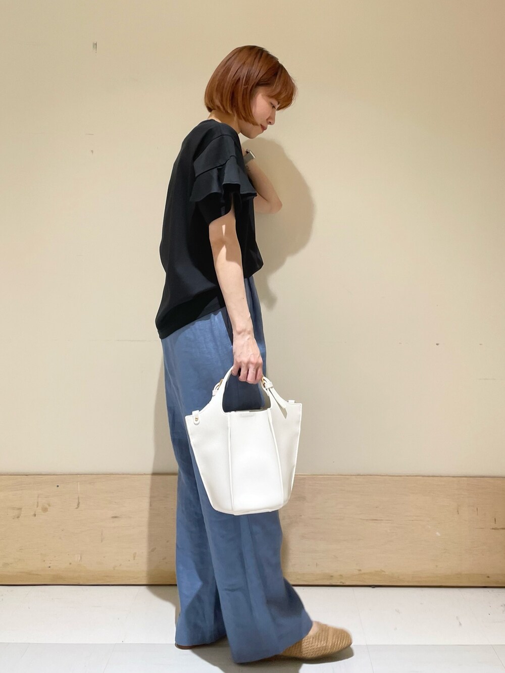 ブラック系のTシャツ/カットソー、ホワイト系のトートバッグ、ブルー系のその他パンツを着用したレディースの春コーディネートの4枚目の写真