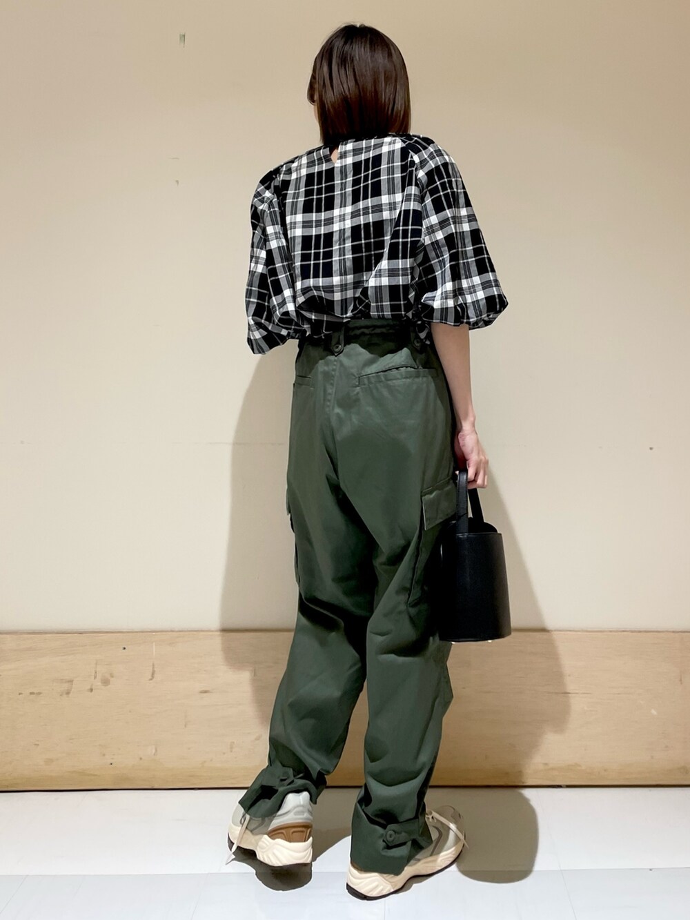 グレー系のスニーカー、グリーン系のその他パンツ、ブラック系のシャツ/ブラウスを着用したレディースの夏コーディネートの6枚目の写真