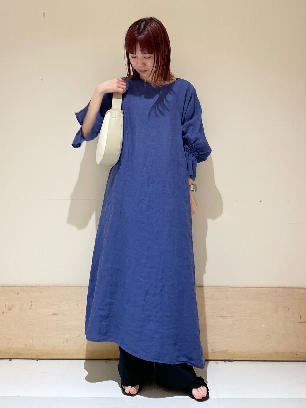 ブルー系のワンピース、ブルー系のその他パンツを着用したレディースの春コーディネートの2枚目の写真