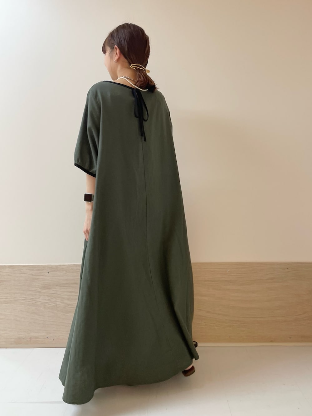 「URBAN RESEARCH DOORS、URBAN RESEARCH DOORS WOMENS、アーバンリサーチドアーズ、ワンピース、リネン、リネンワンピース、カーキ、雨の日コーデ、夏コーデ、シンプルコーデ、デートコーデ、バイカラー、大人コーデ、低身長コーデ、骨格ストレート」｜「URBAN RESEARCH DOORSのリネンレーヨンバイカラーワンピース（ワンピース、グリーン系）」を使った、ホンダ マユさん（レディース・152cm）の夏コーディネートの5枚目の写真