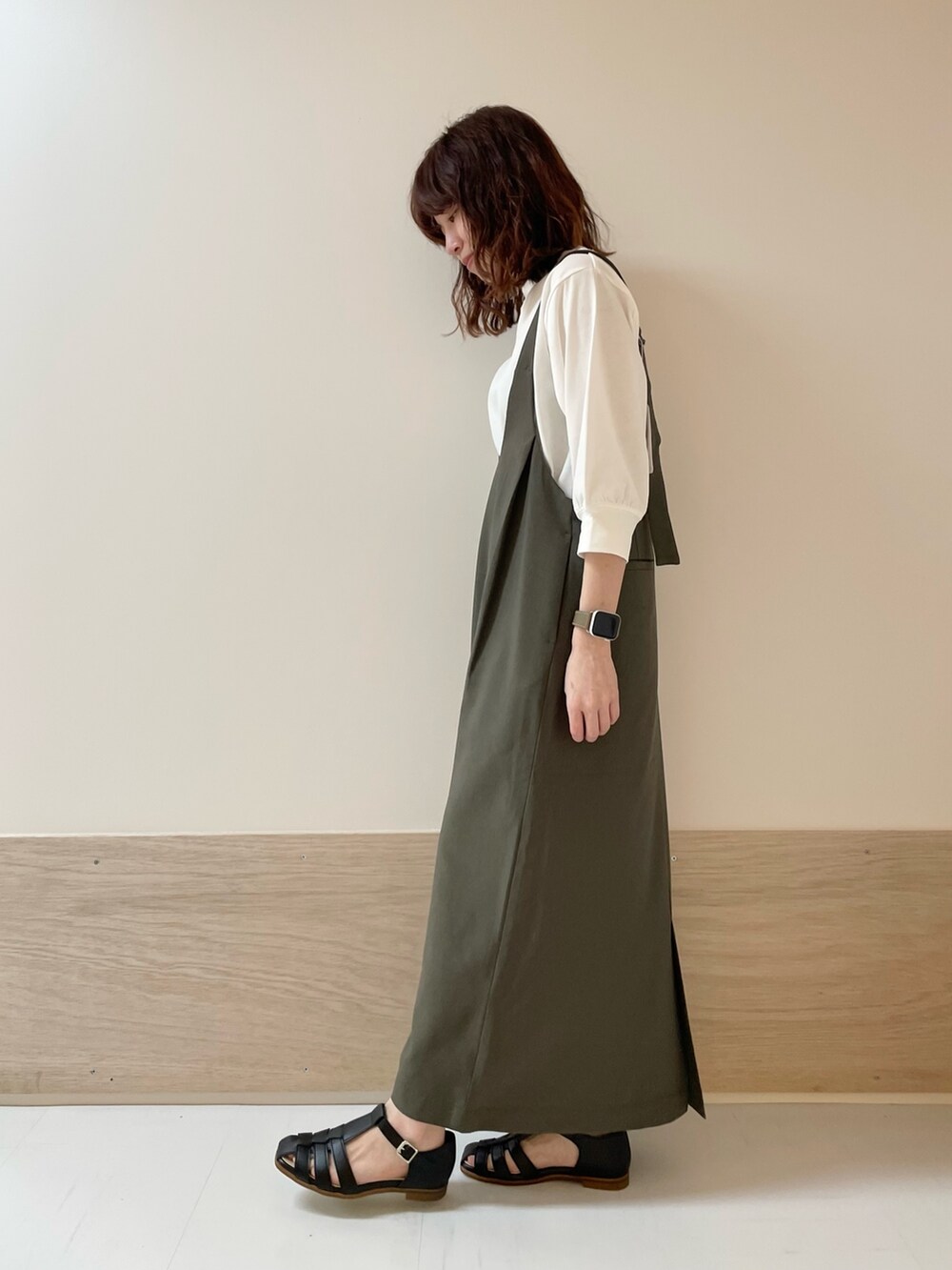 「URBAN RESEARCH DOORS、URBAN RESEARCH DOORS WOMENS、アーバンリサーチドアーズ、FORK&SPOON、ジャンスカ、ジャンパースカート、きれいめカジュアル、春夏コーデ、お出かけコーデ、休日スタイル、低身長コーデ、骨格ストレート、デートコーデ、シンプルコーデ、楽ちんコーデ」｜「FORK&SPOONのFORK&SPOON　ハイツイストコットンギャザースリーブTシャツ（Tシャツ/カットソー、ホワイト系）」を使った、ホンダ マユさん（レディース・152cm）の春コーディネートの5枚目の写真
