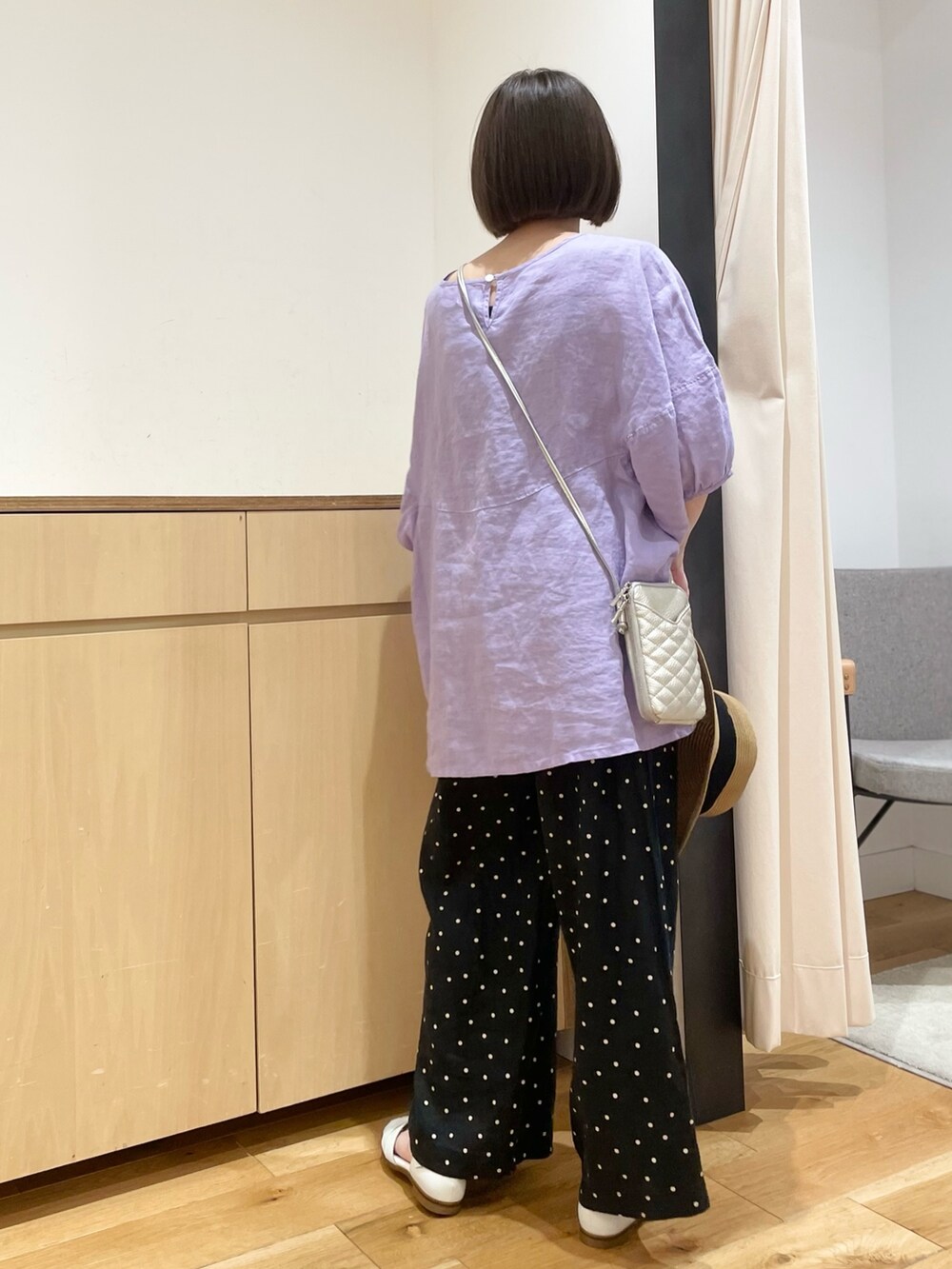 ブラック系のその他パンツ、パープル系のシャツ/ブラウス、ホワイト系のサンダルを着用したレディースの夏コーディネートの7枚目の写真