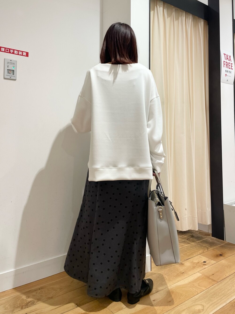 ホワイト系のTシャツ/カットソー、グレー系のスカートを着用したレディースの春コーディネートの5枚目の写真