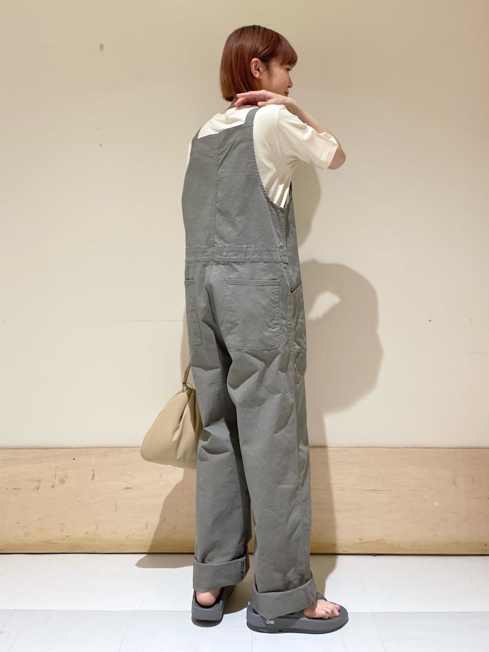 「URBAN RESEARCH DOORS、URBAN RESEARCH DOORS WOMENS、アーバンリサーチドアーズ、EKAL、patagonia、パタゴニア、oofos、リカバリーサンダル、ロゴT、サロペット、カジュアルコーデ、休日スタイル、初夏コーデ、お出かけコーデ、低身長」｜「EKALのエンジョイポケットサロペット（サロペット/オーバーオール、グレー系）」を使った、ホンダ マユさん（レディース・152cm）の春コーディネートの7枚目の写真