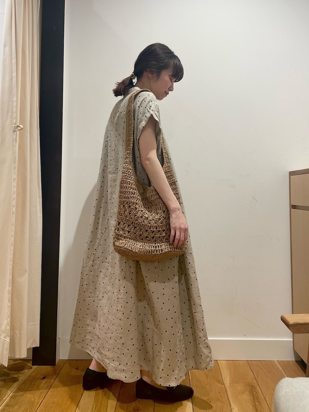 「URBAN RESEARCH DOORS、URBAN RESEARCH DOORS WOMENS、アーバンリサーチドアーズ、リネン、リネンワンピース、ドット、ドットワンピ、楽ちん、リラックススタイル、お出かけコーデ、休日スタイル、デートコーデ、大人カジュアル、低身長コーデ、骨格ストレート」｜「URBAN RESEARCH DOORSのリネンドットフレアワンピース（ワンピース、ベージュ系）」を使った、ホンダ マユさん（レディース・152cm）の春コーディネートの5枚目の写真