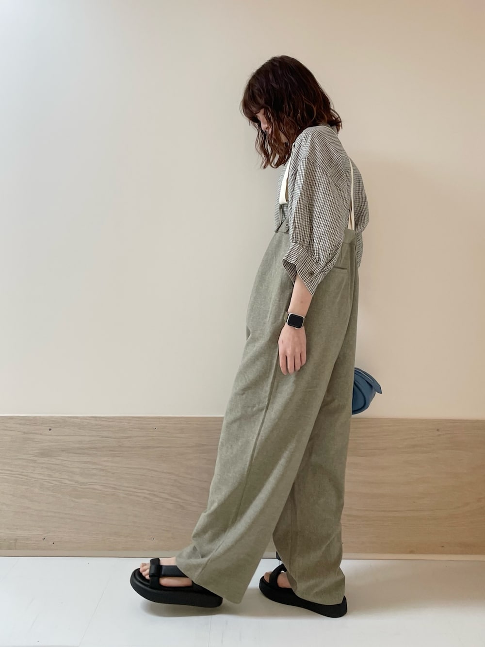 「URBAN RESEARCH DOORS、URBAN RESEARCH DOORS WOMENS、アーバンリサーチドアーズ、サスベンダー、サロペット、チェック、チェックシャツ、春夏コーデ、お出かけコーデ、休日スタイル、大人カジュアル、低身長コーデ、骨格ストレート、デートコーデ、ベージュコーデ」｜「FORK&SPOONのFORK&SPOON　サスペンダーパンツ（その他パンツ、ベージュ系）」を使った、ホンダ マユさん（レディース・152cm）の春コーディネートの5枚目の写真