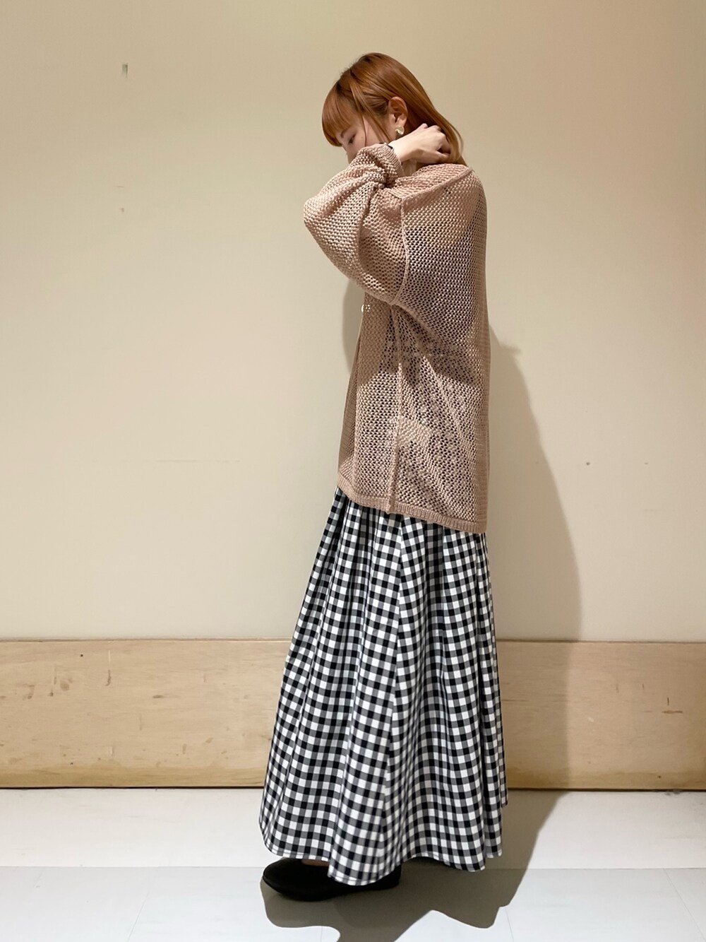 ブラウン系のカーディガン/ボレロ、ブラック系のタンクトップ、ブラック系のショルダーバッグを着用したレディースの春コーディネートの3枚目の写真