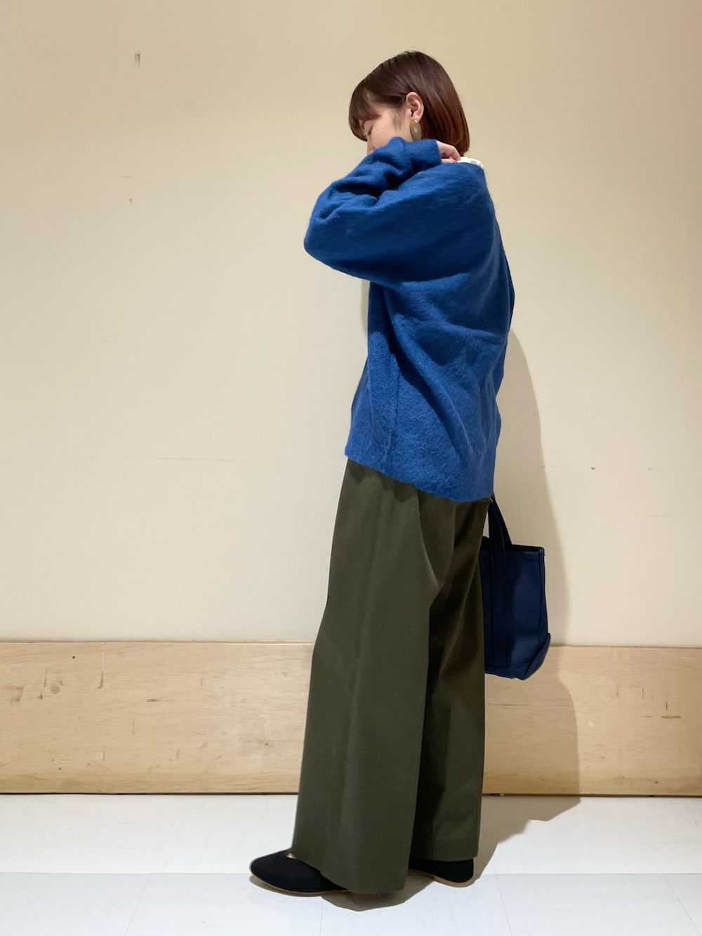 「URBAN RESEARCH DOORS、URBAN RESEARCH DOORS WOMENS、アーバンリサーチドアーズ、カーディガン、ブルー、モヘアニット、モヘアカーディガン、カーキパンツ、お出かけコーデ、きれいめカジュアル、タートルネック、秋冬コーデ、シンプルコーデ、休日スタイル、低身長」|「URBAN RESEARCH DOORSの『UR TECH』テレコタートルネックTシャツ(Tシャツ/カットソー、ホワイト系)」を使った、ホンダ マユさん(レディース・152cm)の秋コーディネートの4枚目の写真