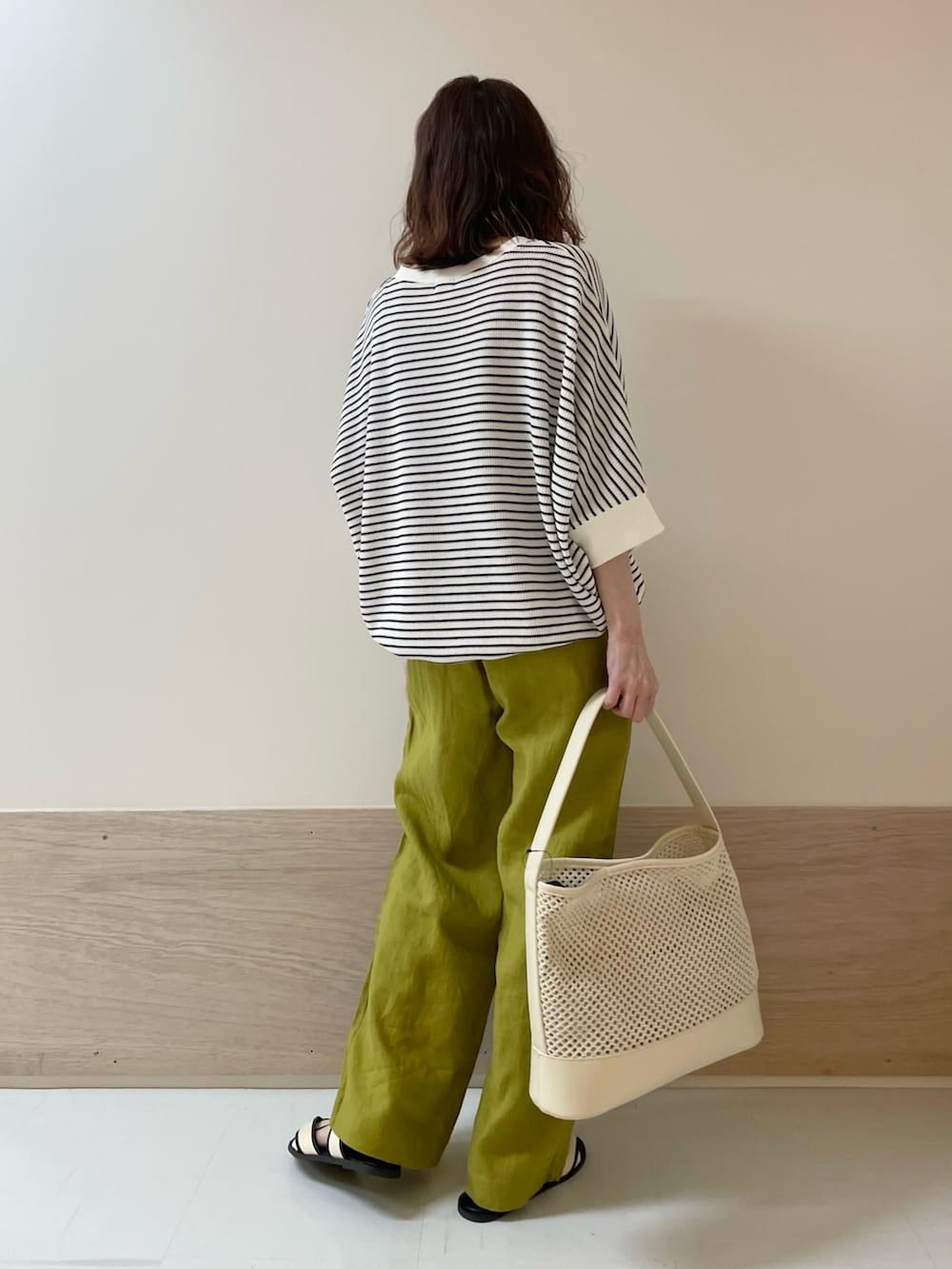 「URBAN RESEARCH DOORS、URBAN RESEARCH DOORS WOMENS、アーバンリサーチドアーズ、ボーダー、カラーパンツ、リネン、リネンパンツ、リラックススタイル、お出かけコーデ、休日スタイル、春夏コーデ、きれいめカジュアル、ナチュラル、低身長、骨格ストレート」|「URBAN RESEARCH DOORSのリネンイージーパンツ(その他パンツ、グリーン系)」を使った、ホンダ マユさん(レディース・152cm)の春コーディネートの8枚目の写真