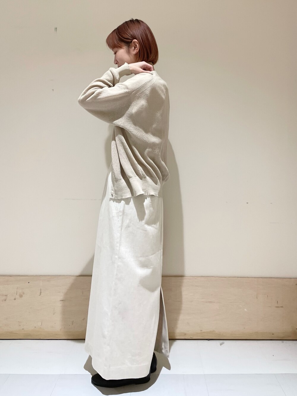 ベージュ系のスカート、ベージュ系のカーディガン/ボレロ、ホワイト系のTシャツ/カットソーを着用したレディースの春コーディネートの4枚目の写真