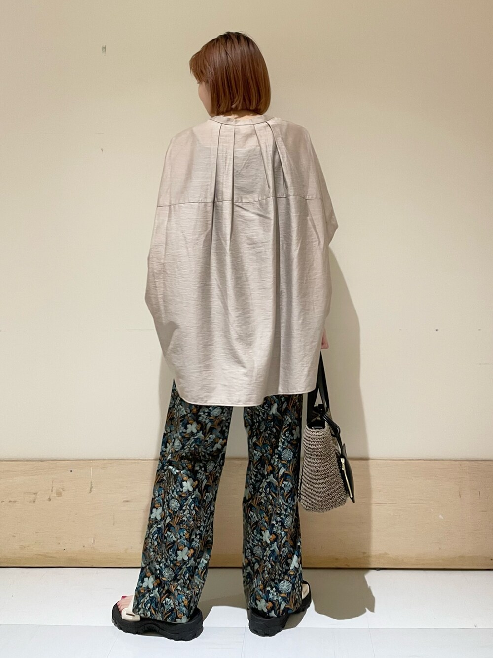 グレー系のシャツ/ブラウス、ブルー系のその他パンツ、グレー系のトートバッグを着用したレディースの夏コーディネートの6枚目の写真