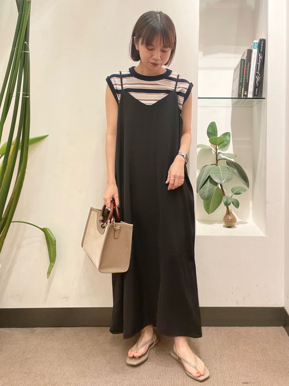 グレー系のトートバッグ、ブラック系のワンピース、ブルー系のTシャツ/カットソーを着用したレディースの夏コーディネートの2枚目の写真