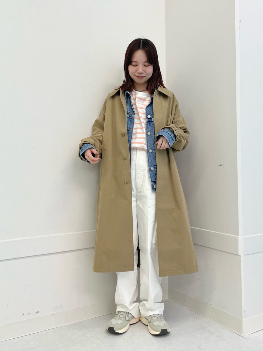 グレー系のスニーカー、ピンク系のTシャツ/カットソー、ホワイト系のその他パンツを着用したレディースの春コーディネートの2枚目の写真