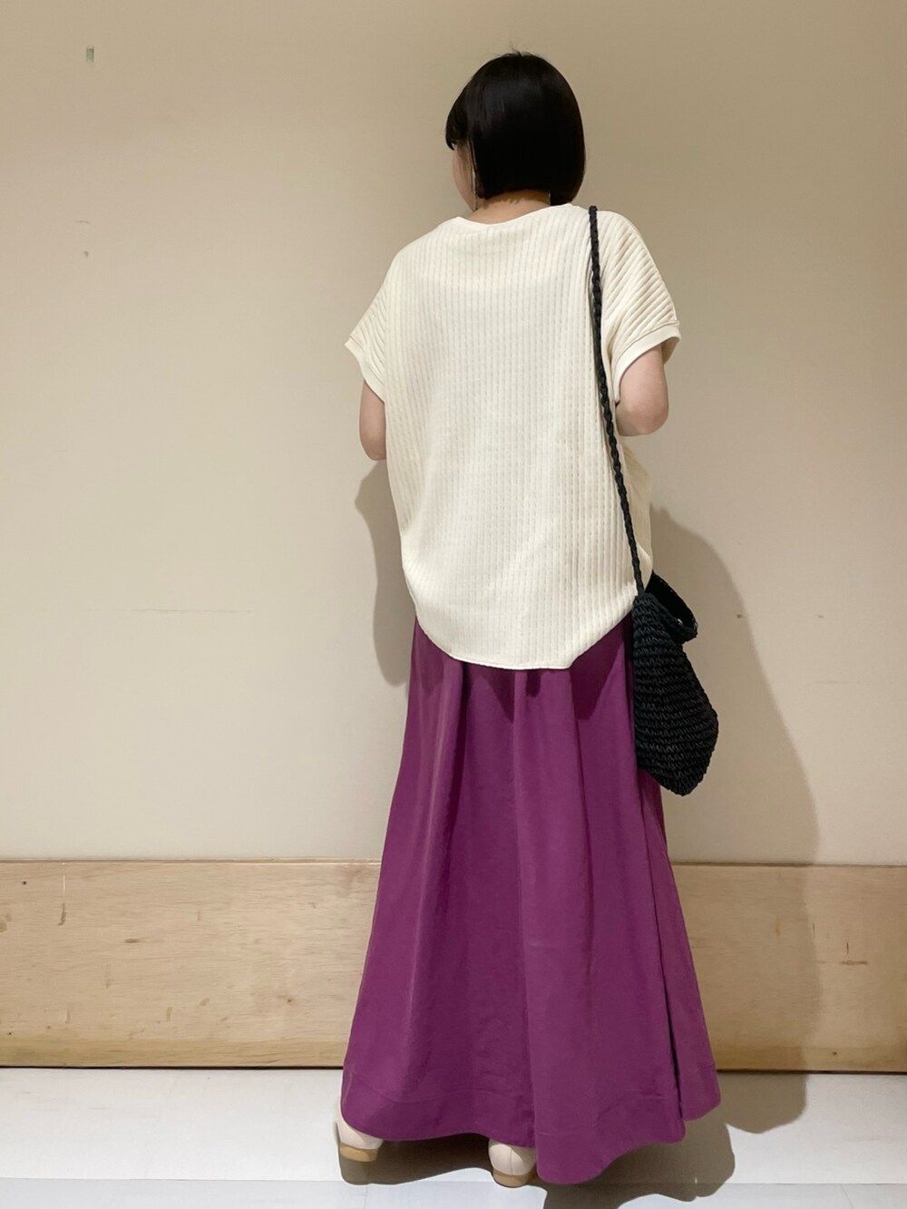 ブラック系のショルダーバッグ、ピンク系のバレエシューズ、ホワイト系のニット/セーターを着用したレディースの夏コーディネートの7枚目の写真