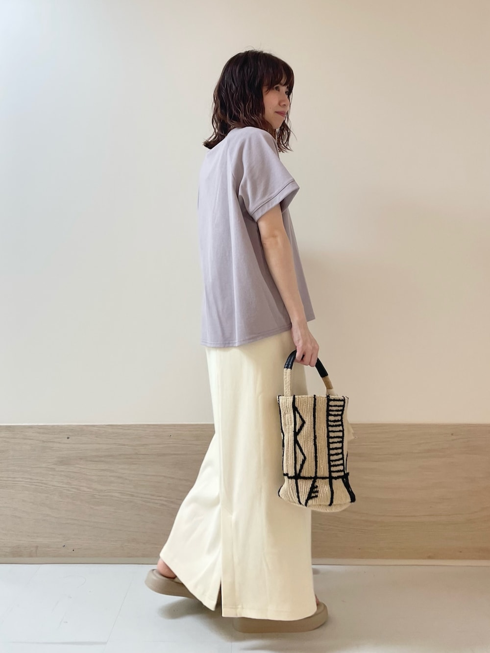 「URBAN RESEARCH DOORS、URBAN RESEARCH DOORS WOMENS、アーバンリサーチドアーズ、淡色コーデ、リブスカート、パープル、きれいめカジュアル、シンプルコーデ、お出かけコーデ、休日スタイル、春夏コーデ、大人カジュアル、リラックススタイル、低身長コーデ、骨格ストレート」｜「URBAN RESEARCH DOORSの『UR GREEN』リブカットストレートスカート（スカート、ホワイト系）」を使った、ホンダ マユさん（レディース・152cm）の春コーディネートの5枚目の写真