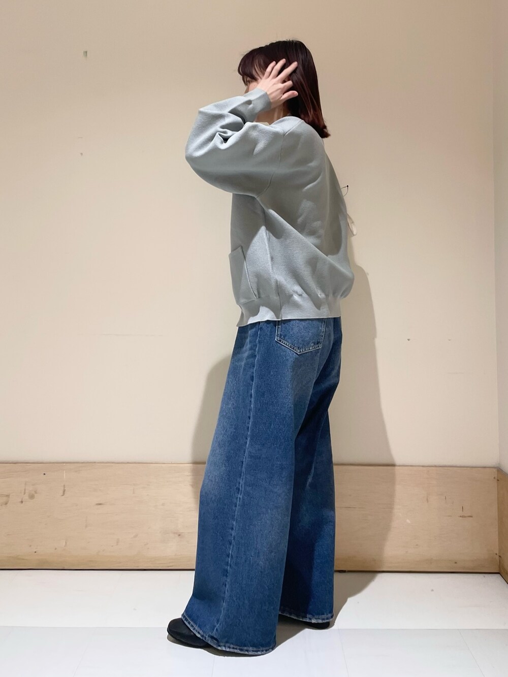 「URBAN RESEARCH DOORS、URBAN RESEARCH DOORS WOMENS、アーバンリサーチドアーズ、penneys、シャツカーディガン、デニム、ワイドデニム、バギーパンツ、カジュアル、カジュアルコーデ、大人カジュアル、くすみカラー、ブルー、低身長、骨格ストレート」|「PENNEYSの『別注』PENNEYS×DOORS THE FOX シャツカーディガン(ニット/セーター、グレー系)」を使った、ホンダ マユさん(レディース・152cm)の冬コーディネートの4枚目の写真
