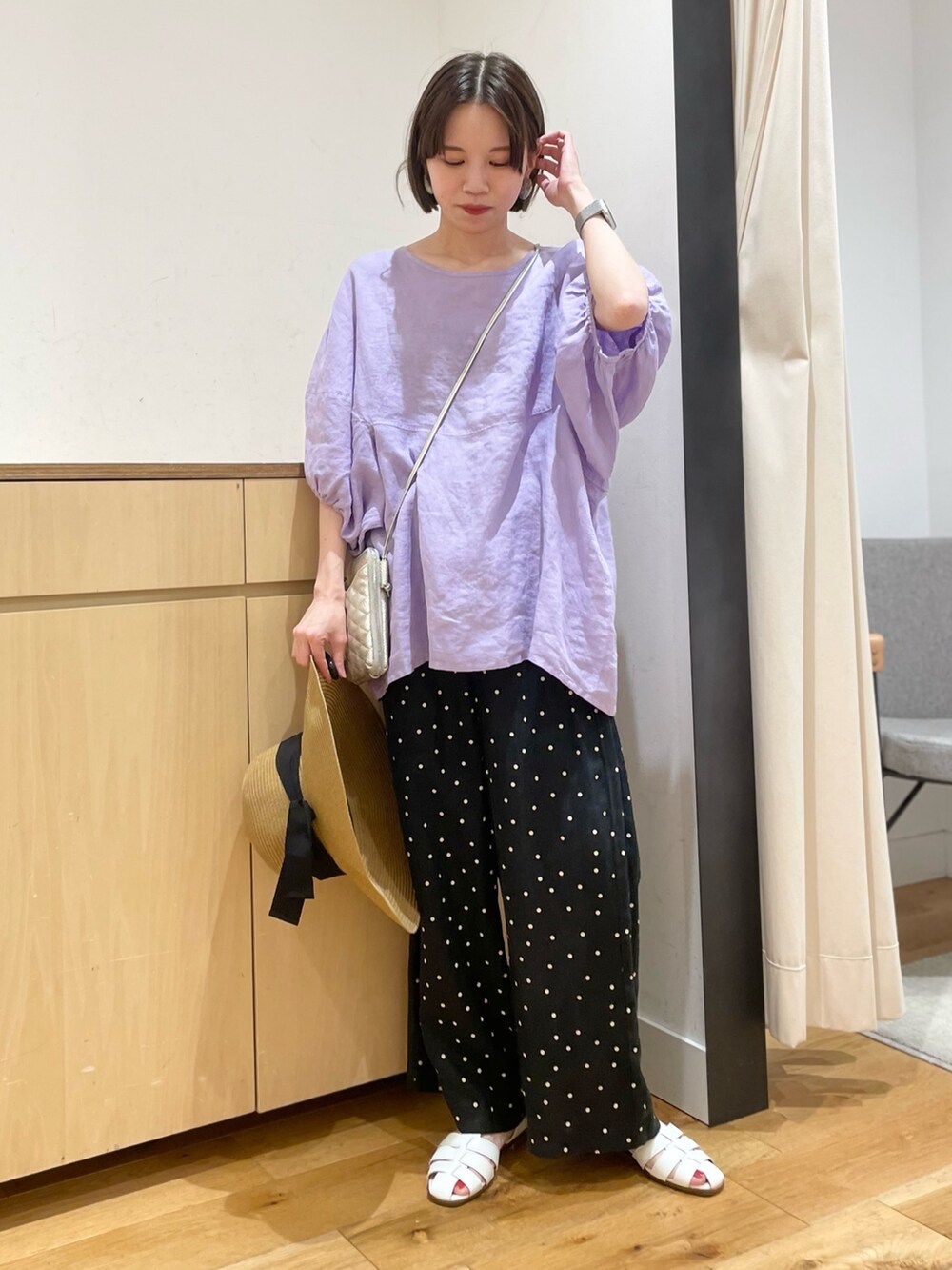 ブラック系のその他パンツ、パープル系のシャツ/ブラウス、ホワイト系のサンダルを着用したレディースの夏コーディネートの2枚目の写真