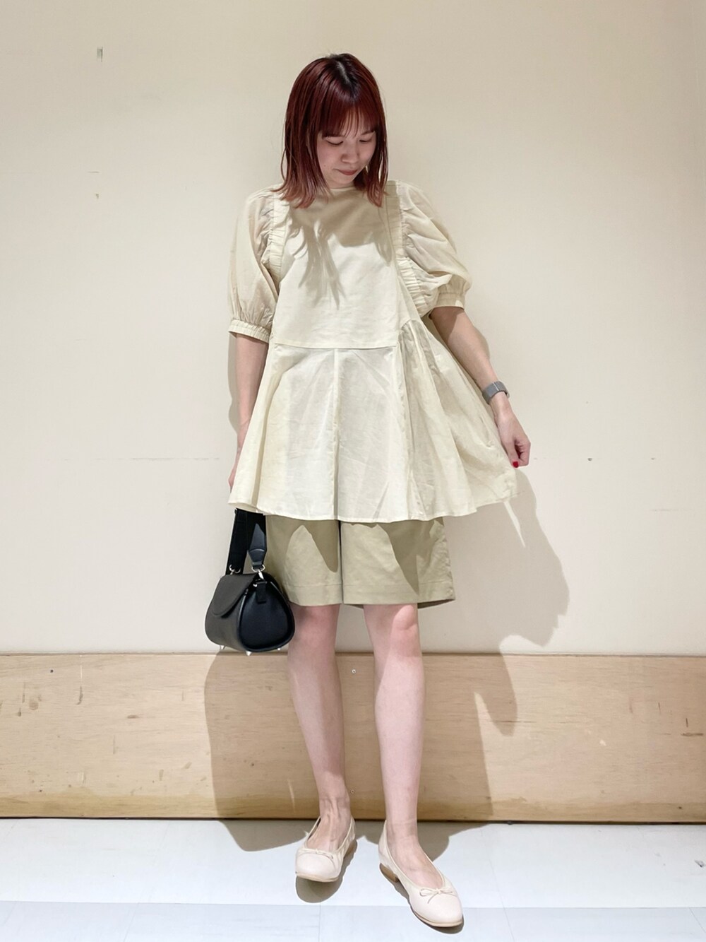 ホワイト系のシャツ/ブラウス、ピンク系のバレエシューズ、ベージュ系のその他パンツを着用したレディースの春コーディネートの2枚目の写真