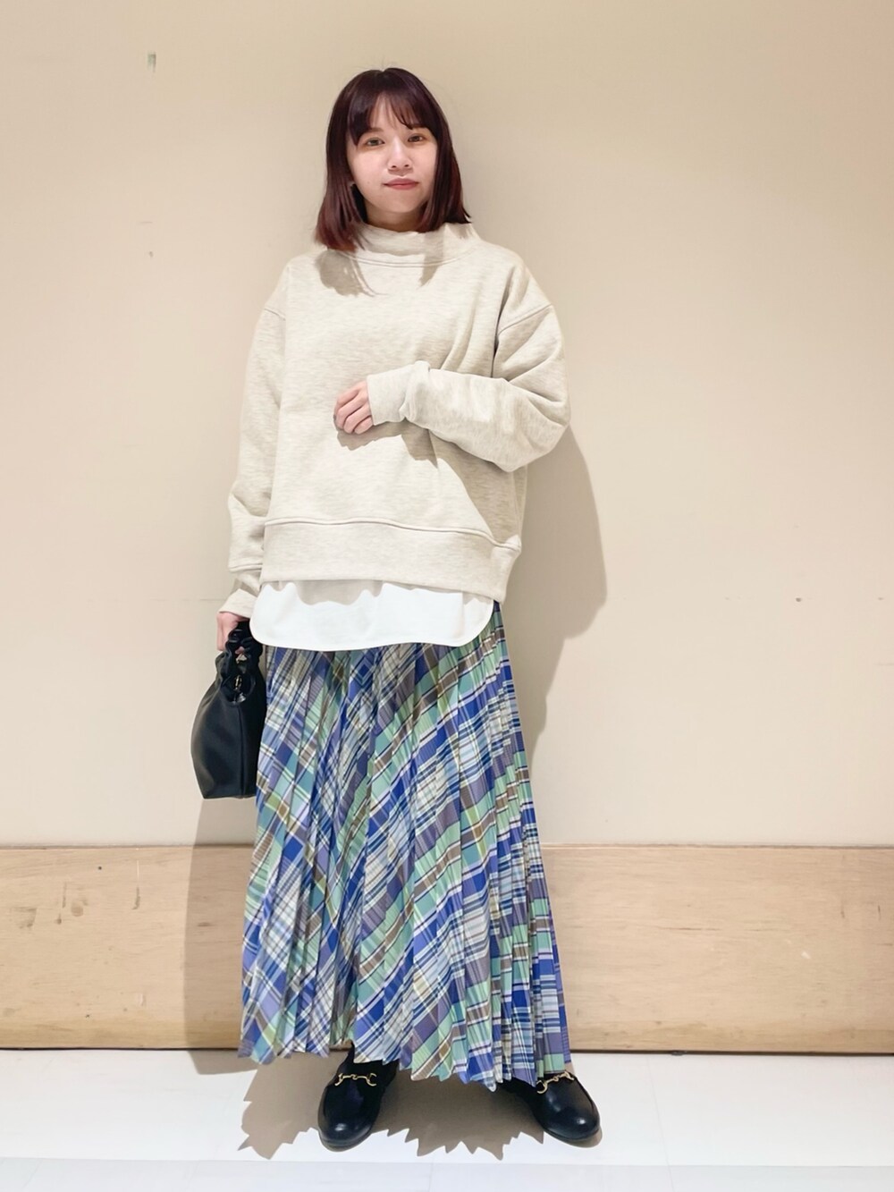グリーン系のスカート、グレー系のTシャツ/カットソー、ホワイト系のTシャツ/カットソーを着用したレディースの冬コーディネートの2枚目の写真