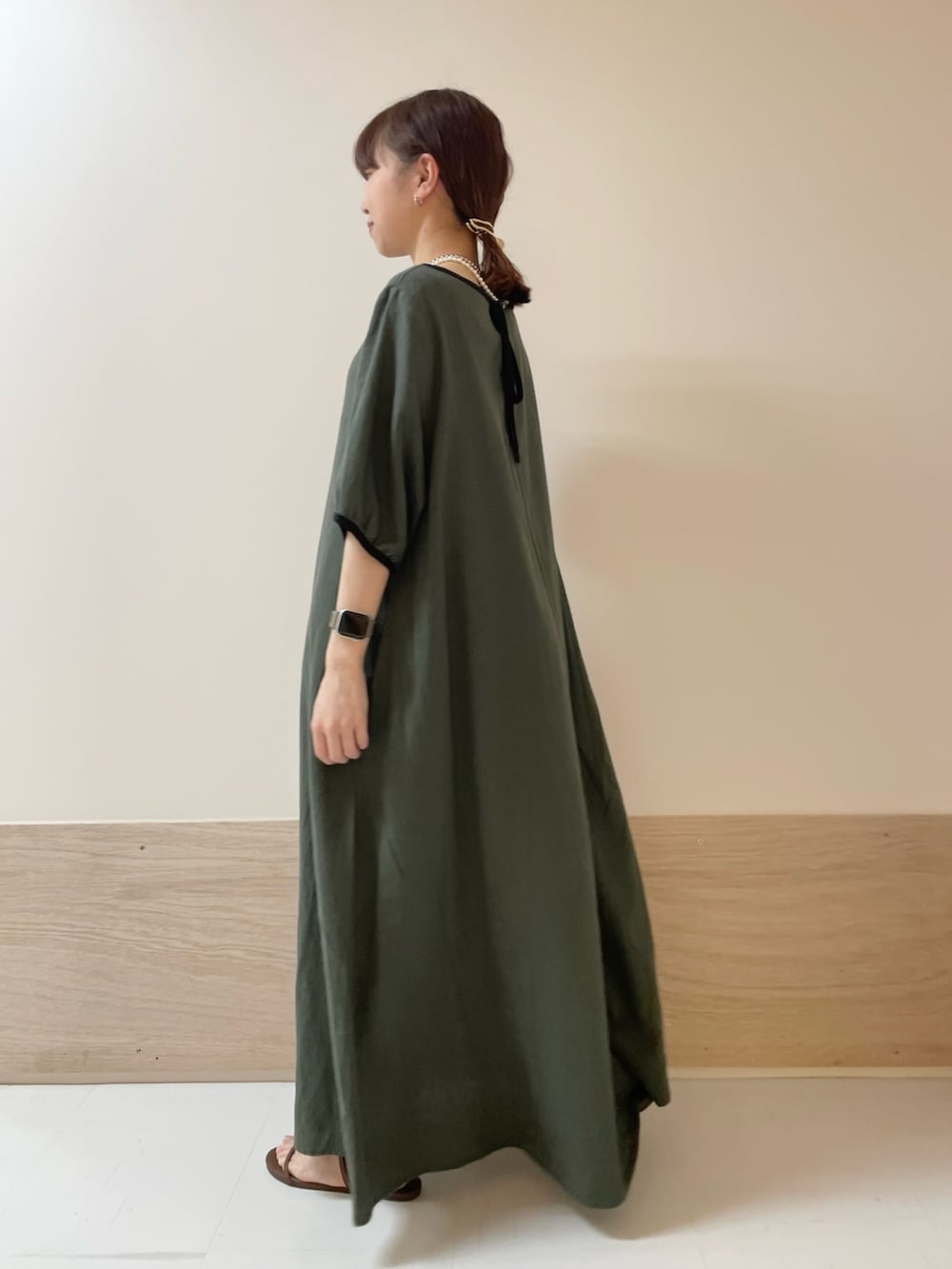 「URBAN RESEARCH DOORS、URBAN RESEARCH DOORS WOMENS、アーバンリサーチドアーズ、ワンピース、リネン、リネンワンピース、カーキ、雨の日コーデ、夏コーデ、シンプルコーデ、デートコーデ、バイカラー、大人コーデ、低身長コーデ、骨格ストレート」｜「URBAN RESEARCH DOORSのリネンレーヨンバイカラーワンピース（ワンピース、グリーン系）」を使った、ホンダ マユさん（レディース・152cm）の夏コーディネートの4枚目の写真