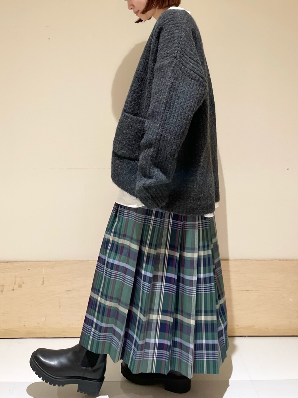 ホワイト系のシャツ/ブラウス、ブラック系のカーディガン/ボレロ、ブラック系のブーツを着用したレディースの秋コーディネートの5枚目の写真