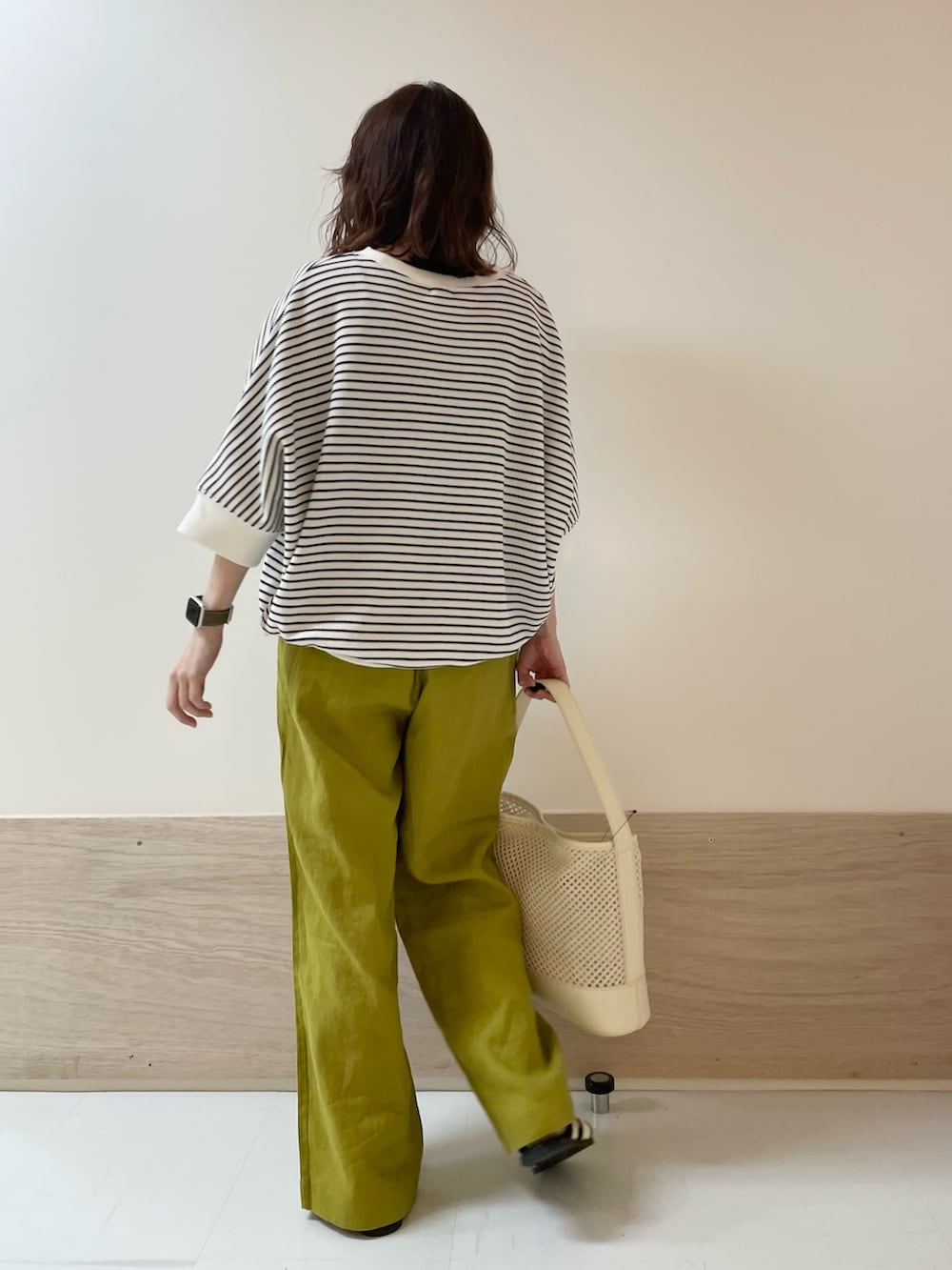 「URBAN RESEARCH DOORS、URBAN RESEARCH DOORS WOMENS、アーバンリサーチドアーズ、ボーダー、カラーパンツ、リネン、リネンパンツ、リラックススタイル、お出かけコーデ、休日スタイル、春夏コーデ、きれいめカジュアル、ナチュラル、低身長、骨格ストレート」|「URBAN RESEARCH DOORSのリネンイージーパンツ(その他パンツ、グリーン系)」を使った、ホンダ マユさん(レディース・152cm)の春コーディネートの7枚目の写真