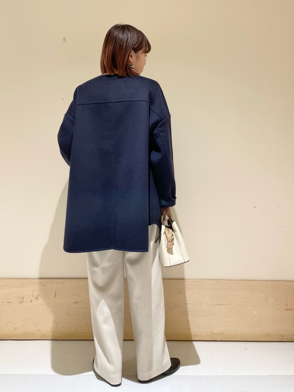 「URBAN RESEARCH DOORS、URBAN RESEARCH DOORS WOMENS、アーバンリサーチドアーズ、ノーカラージャケット、ミドルコート、冬アウター、冬コーデ、ボーダー、リブニット、ファッションを楽しもう、コート、きれいめカジュアル、タートルネック、低身長女子」｜「URBAN RESEARCH DOORSの『佐藤栞里さん着用』ラナテックストレートトラウザー（その他パンツ、ホワイト系）」を使った、ホンダ マユさん（レディース・152cm）の秋コーディネートの8枚目の写真